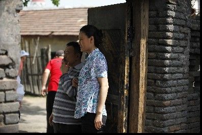 电视观众及网友的青睐和好评,潘长江饰演的丈夫冯天贵和梁爱琪饰演的