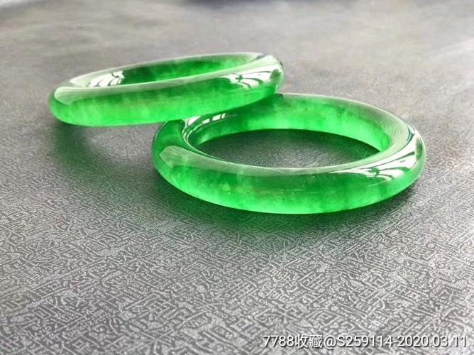 冰种帝王绿翡翠手镯一对保存完好尺寸如图重989981克