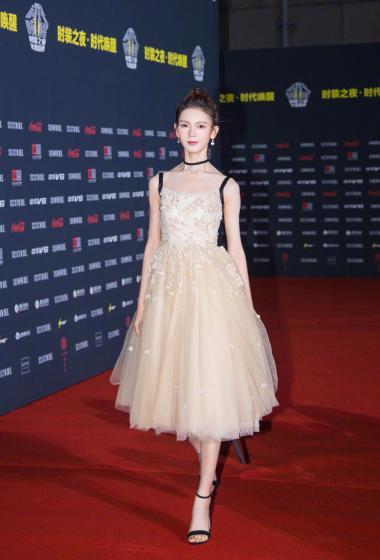 陈瑶露背红裙美艳活动写真图片18