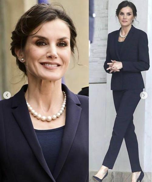 西班牙王后气质真好,穿4千元西装配祖传项链,笑出皱纹