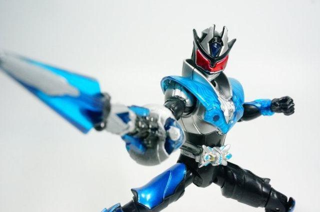 漩啸剑是茨纳米铠甲的主要武器之一,剑的本身刺击以具有一定威力,也能