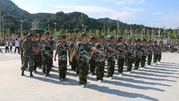 三都:各学校开展新生军训活动