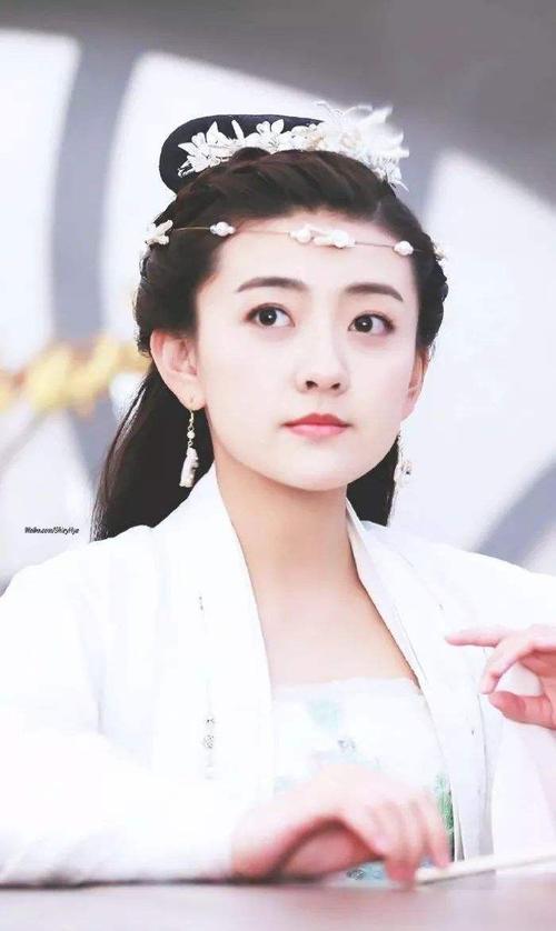 饰演八王妃的梁洁,这美美的古装照,真是收获一波粉丝!