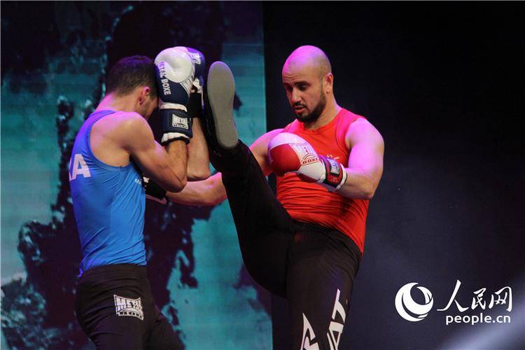 图为法式拳击赛法斗表演.龚鸣摄