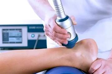 谢瑛主任在了解王先生的病情之后,建议他使用冲击波治疗.