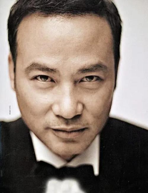 早年,任达华刚步入演艺圈时,结识了空姐何瑞意,情窦初开的两个年轻人