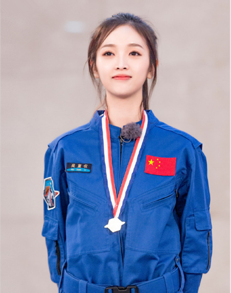 同样是女星穿军装,李沁凌厉,杨幂正式,郑爽霸气,看到最后:不愧是军嫂