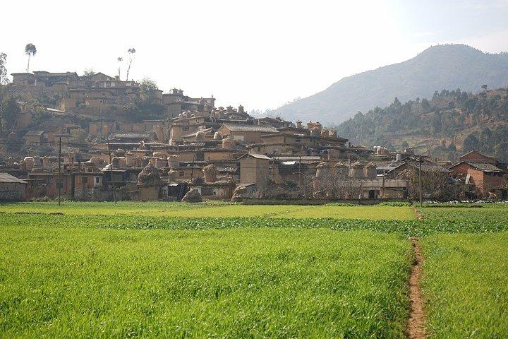 泸西县永宁乡城子古村,几百户人家依山而居,层叠相连的土掌房民居堪称