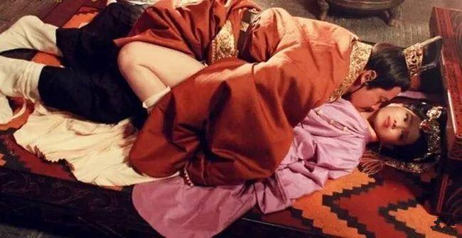 然后将洗漱完的侍寝妃子用被子裹着移送至皇帝的寝宫,最后会再次进行