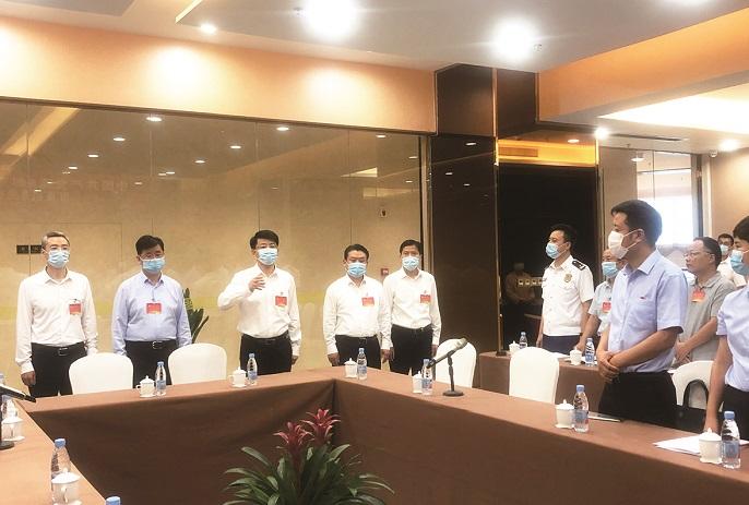 代市长田醒民等市领导前往各代表团会议室,看望参加中国共产党高邮市