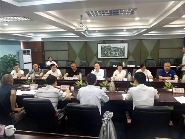 中国家纺协会会长杨兆华,桐乡市大麻镇党委书记穆海英带领大麻家纺