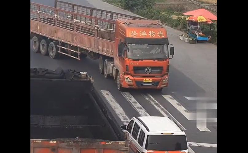 双方都是狠角色,疯狂大货车十字路口违规掉头,导致惨祸发生