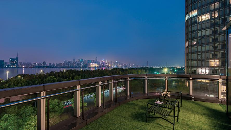 杭州:时尚大片中的豪华一线江景,全在这个360°全景玻璃房中