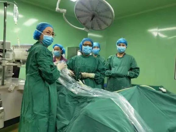 为民办实事全市首例自制入路装置完成单孔腹腔镜全子宫切除术