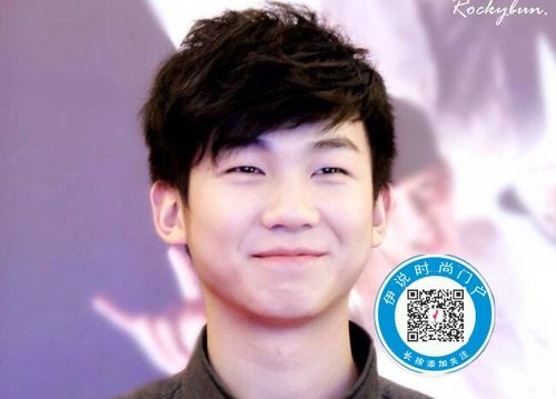 白举纲女朋友苏梓梦两人昔日亲密旧照神似屌丝男女