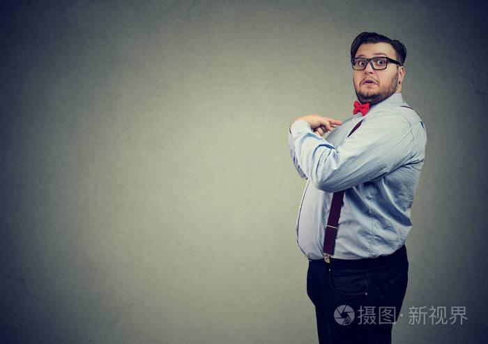 在正式装备的胖胖子的侧面看着自己惊讶地看着困惑