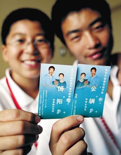 一对小记者高兴地展示采访证.
