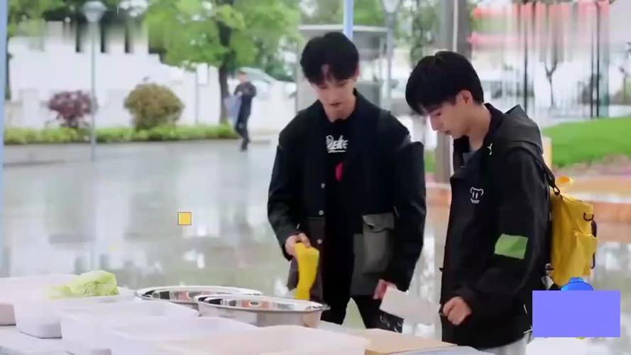 以为齐思钧喂孔雀尴尬谁料文韬上场吓得孔雀当场跑路