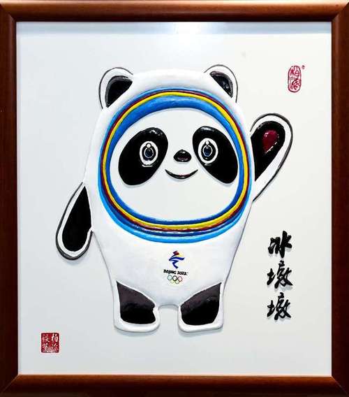 冰墩墩",需要先将会徽,吉祥物等电子图样打印出来,再把图案描到铁片上