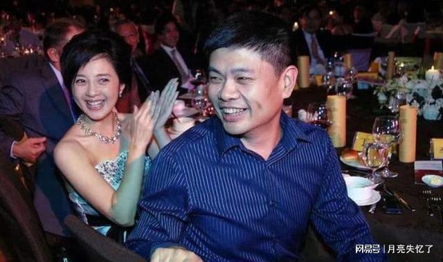 美女主持人许戈辉:不畏流言守护婚姻,与丈夫携手16载,不离不弃