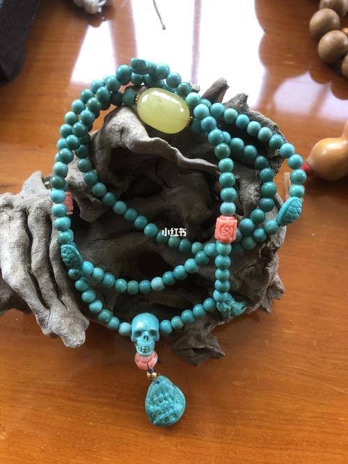 盘玩一年多以后的绿松变化,图一图二是刚入手的时候,图三四是盘完后