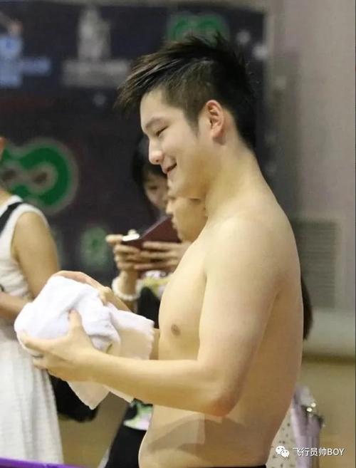 樊振东露肉肉身材想不到他还有翘臀