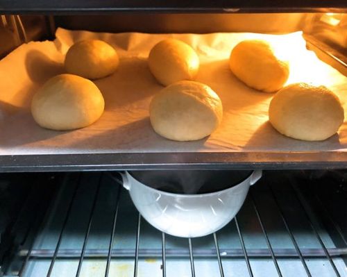 将整形好的面包胚放进烤箱进行二次发酵,(烤箱