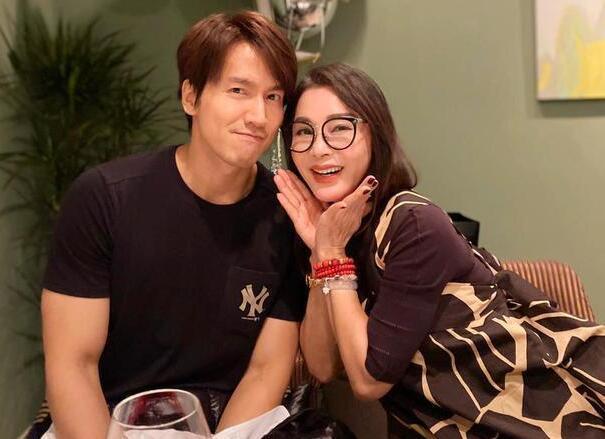 44岁言承旭近照:身材在线笑容灿烂,卧蚕突出有点显老气