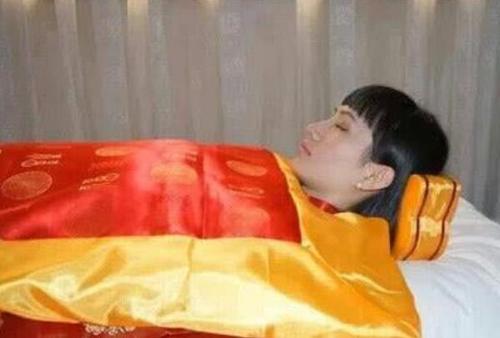 人死后为什么要穿寿衣?难道为了防止尸变?听听专家是