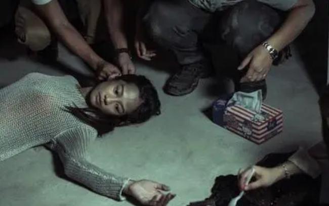 根据尸检,何佳燕被杀是26日晚上23点50分左右遇害.