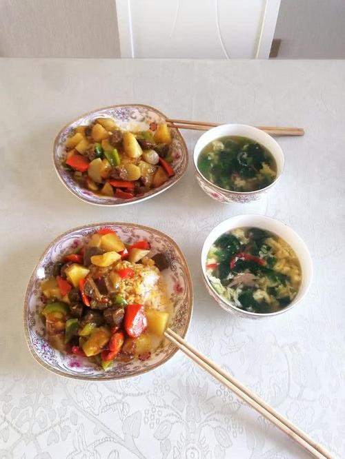 我和孩子的午餐简单做,八样食材一锅煮,端上桌,孩子却说太丰盛