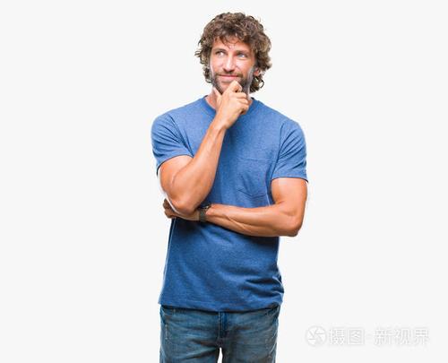 英俊的西班牙裔模特男子在孤立的背景上,手在下巴上思考问题,沉思的
