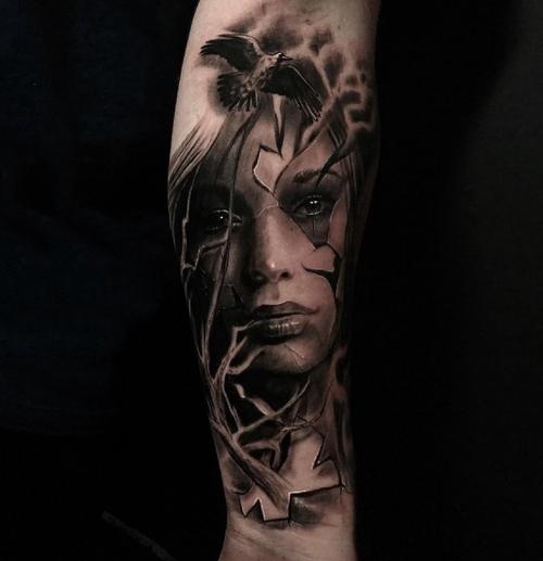 男生手臂上黑色点刺抽象线条个性人物肖像纹身图案