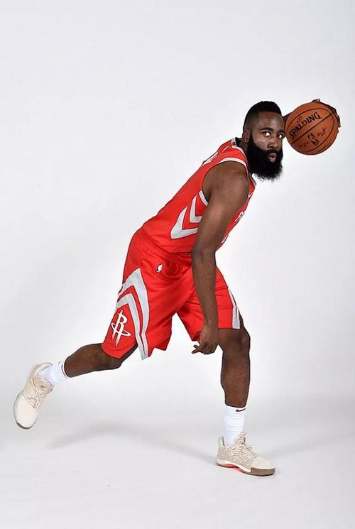 保罗,哈登定妆照出来了,网友:我登像手办