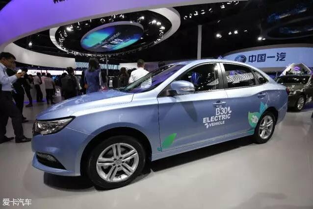 一汽展台,除热销的奔腾x40,全新奔腾x80外,即将上市的首款纯电动车型