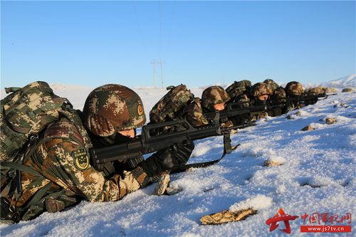 爬冰卧雪锤炼特战队员钢铁意志