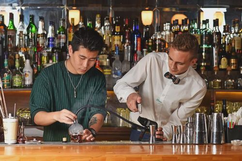 不少获得过世界级调酒师大奖赛冠军的调酒师,都曾在这坐镇,堪称 "沪