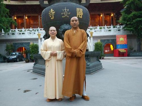 如意法师参访上海静安寺,与静安寺方丈慧明大和尚合影