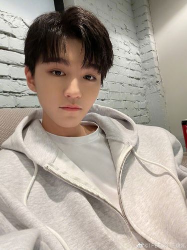 "粉丝猜测"小凯是要进组了么"?王俊凯晒怼脸照 称自拍