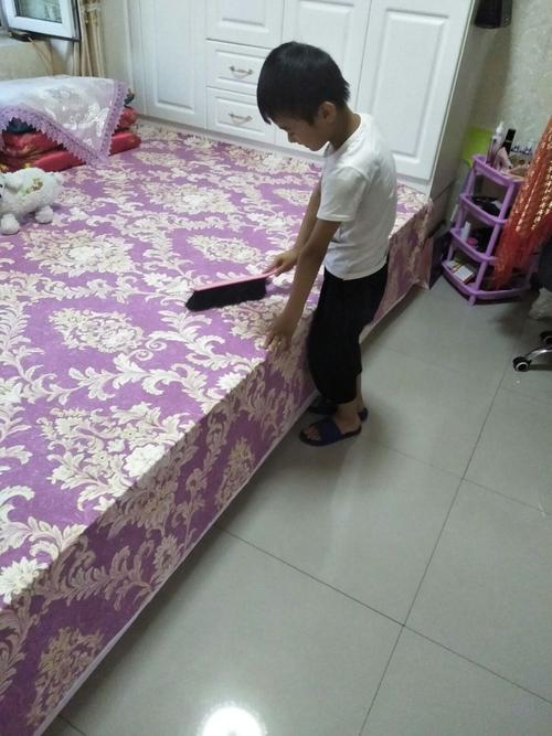 妈妈,辛苦了,我帮妈妈扫床