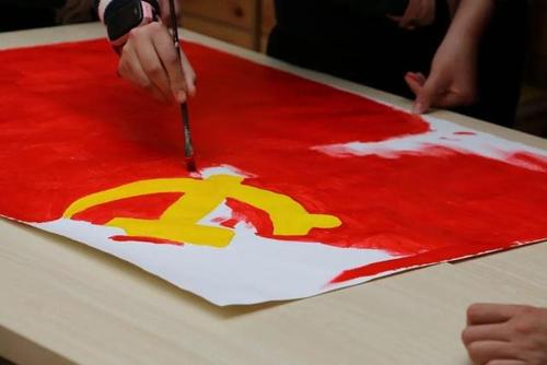 「新时代文明实践」手绘党旗 传承红色精神