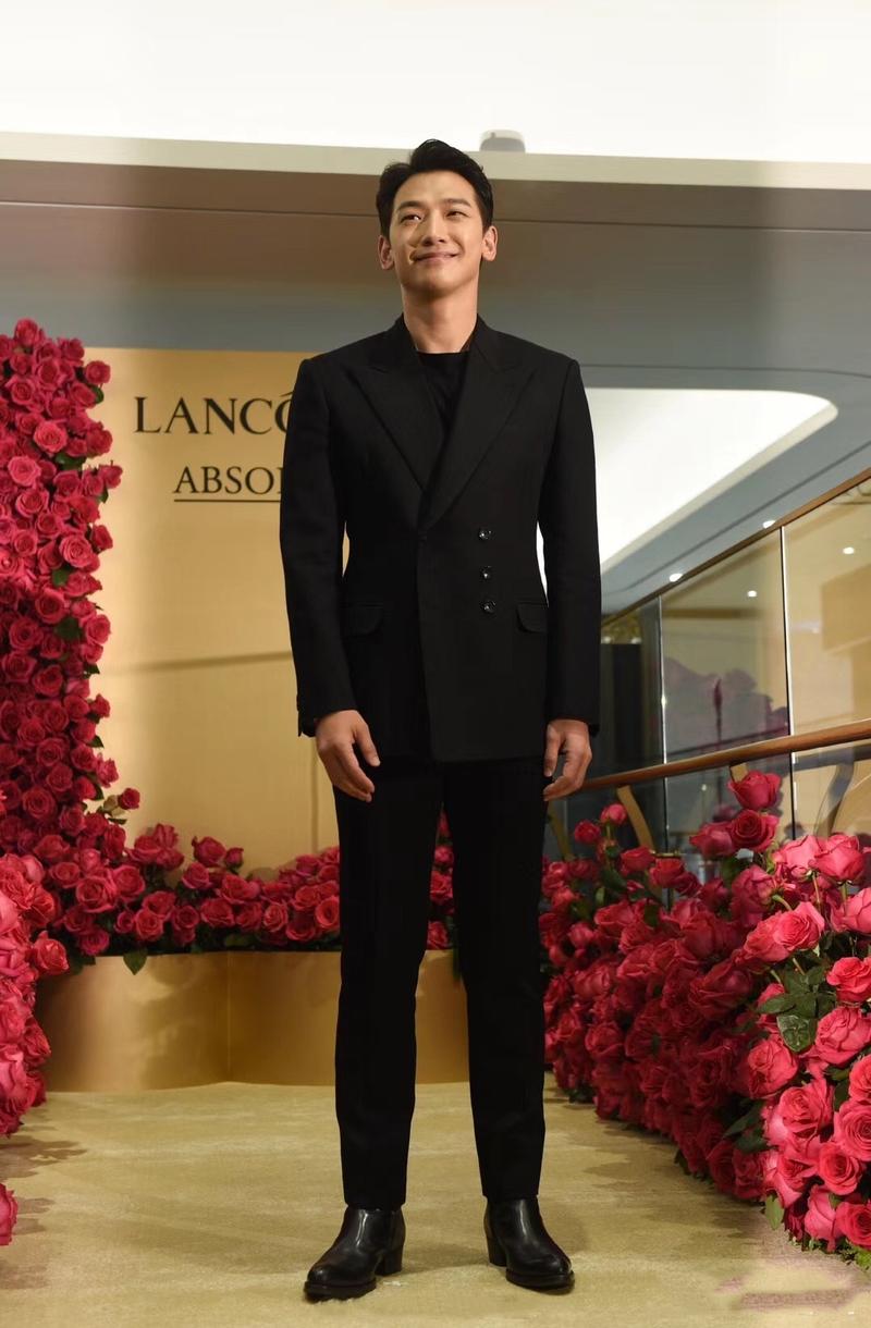 37岁rain喜得二胎后露面,185身高穿黑西装帅气,男神魅力挡不住