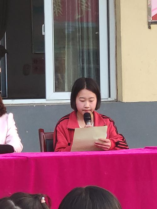 七年级期中考试第一名:七一班梁淼同学发言
