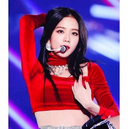 原创jennie和jisoo红衣舞台造型,风格不同,你喜欢哪一个