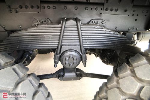 前桥悬挂采用三片抛物线钢板弹簧,但后桥却采用的是多片簧.