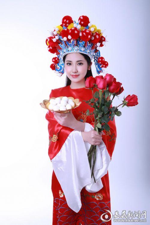 美女歌手戴予桐扮爆乳女财神 送情人节的元宵如此跨界混搭