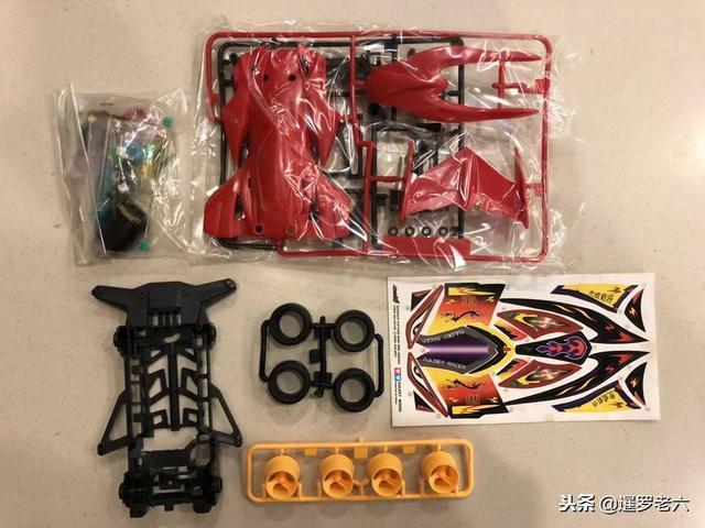 mall"逛了一圈,途径一家玩具店的时候,图中这几盒奥迪双钻的"四驱车"