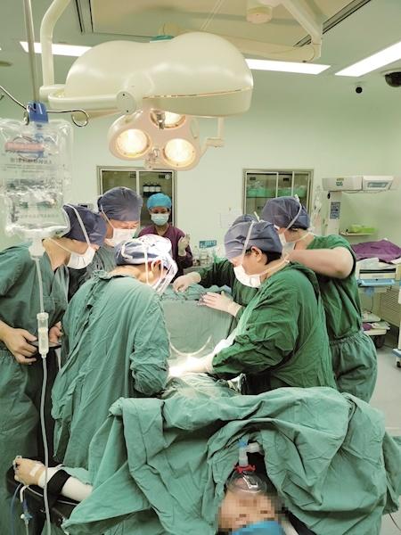 一女子怀孕36周,产检时发现胎心慢,羊水少,腹中胎儿随时可能窒息夭折