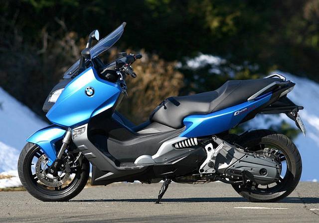 接近跑车的大绵羊摩托车宝马c600sport版