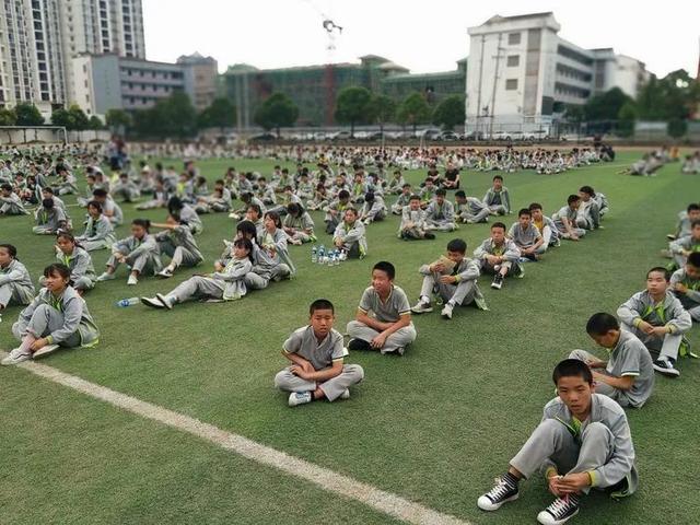 施秉民族中学是县建制的初级中学,其"民族"之定位"注定"了该校对民族